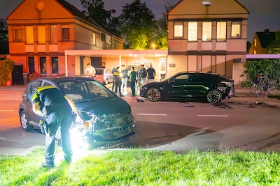Automobiliste rijdt tegen geparkeerde auto in Oss en verdwijnt na crash