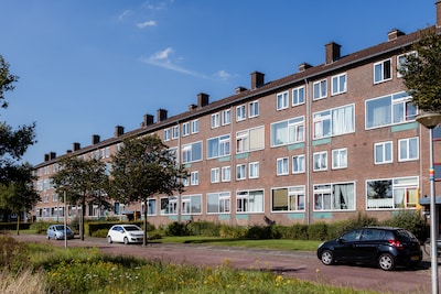 Huurster (32) met riant salaris is te oud voor jongerenflat in Enschede en moet haar huis uit