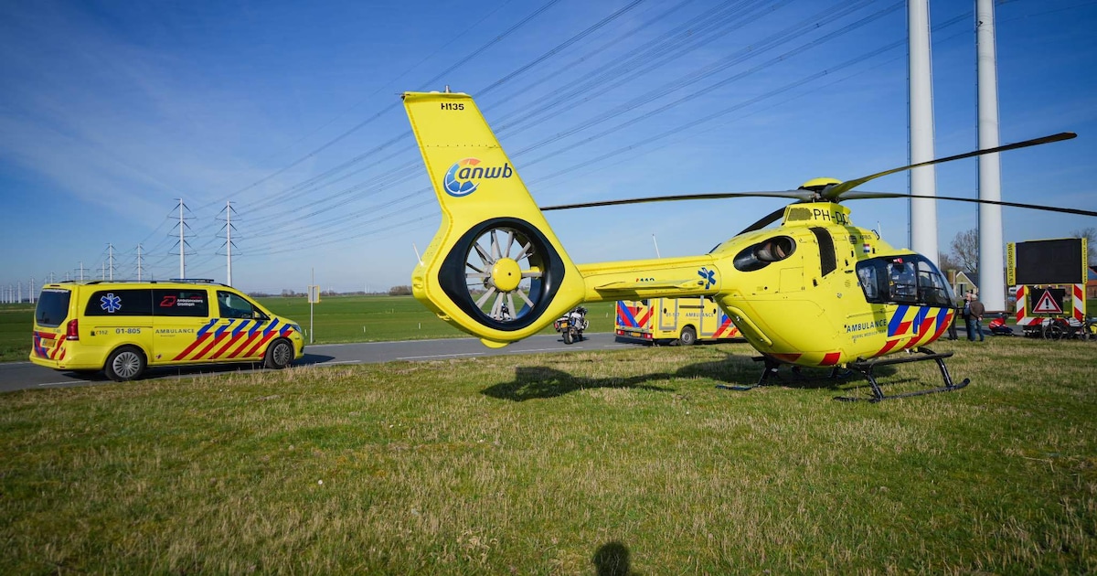 Traumahelikopter geland nadat motor op pijlwagen botst op N983 bij Den Ham