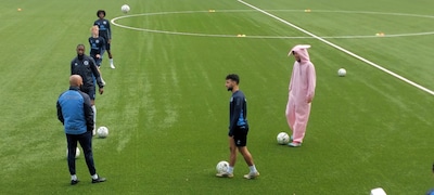 FC Den Bosch-speler verschijnt in bijzondere outfit op training