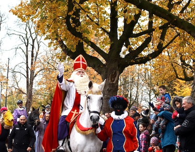 Maak de sinterklaasintocht in Groningen nog leuker met deze bingokaart