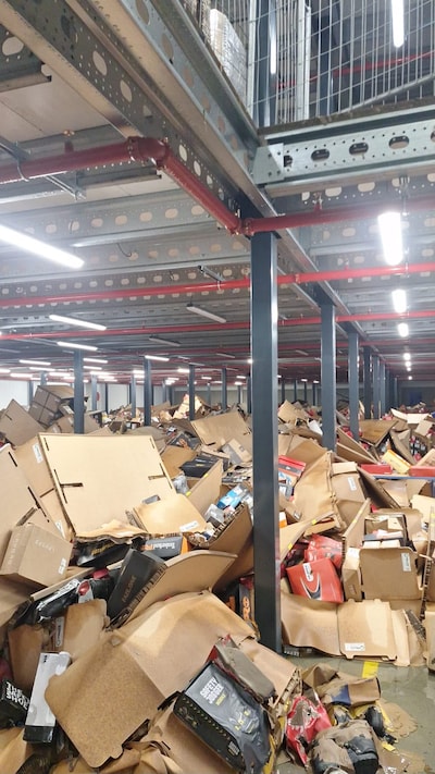 Enorme ravage in magazijn nadat gloednieuwe sprinklers kapotgaan: eigenaar spreekt van miljoenenscha