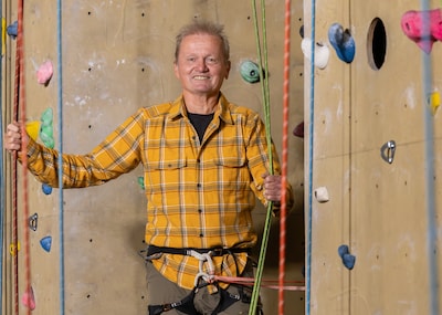 Onno (67) jatte als tiener tuig van een geitje om te klimmen, nu draagt hij zijn klimhal over