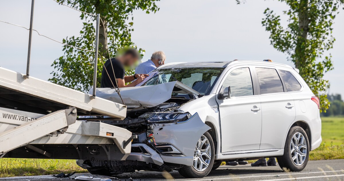 Auto botst achterop vrachtwagen op N201 bij Vinkeveen | 112 nieuws De ...