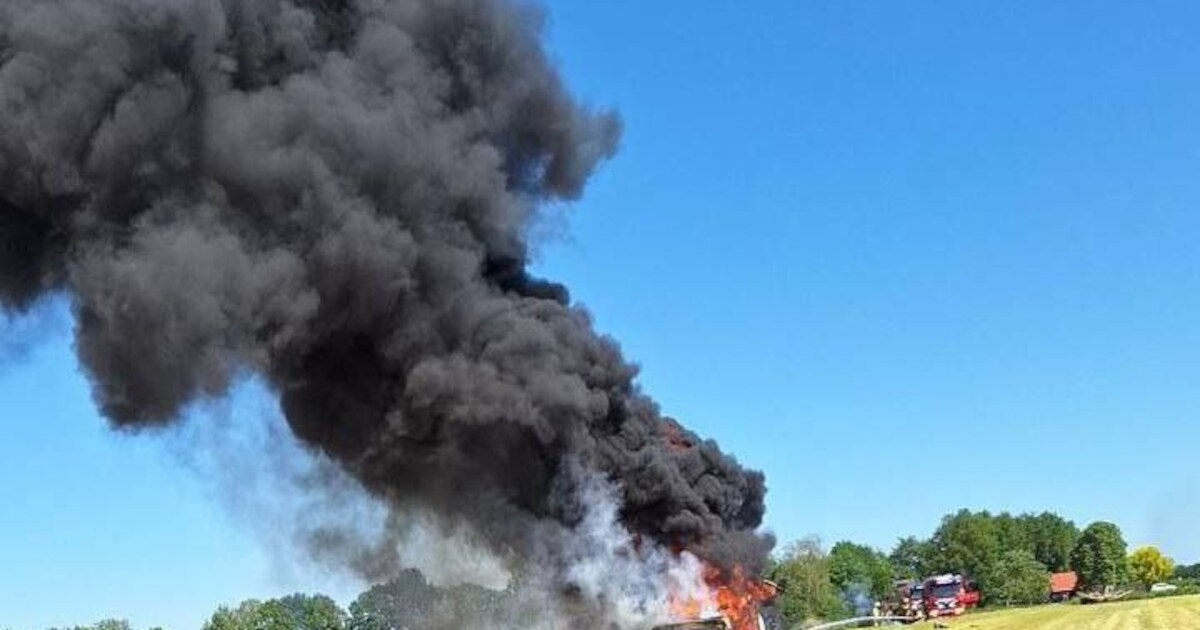 Hakselaar vliegt in brand tijdens werkzaamheden in Beerzerveld