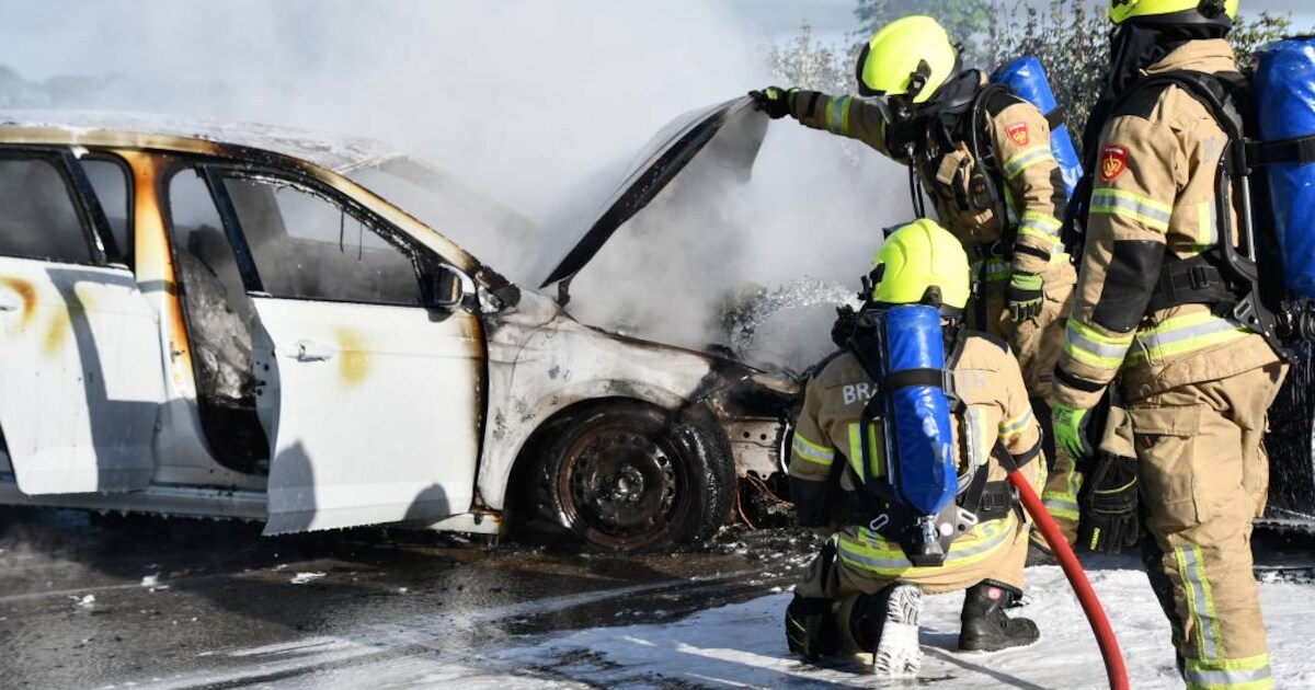 Auto's vliegen in brand na botsing in Arnemuiden