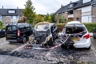 Geparkeerde auto in brand in Nijmeegse wijk, vuur slaat over naar andere wagens