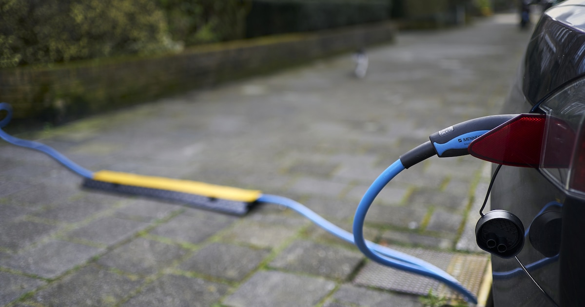 Maassluis start met pilot oplaadkabels over de stoep, maar er zijn ook zorgen: ‘Mijn dochter van 9 s