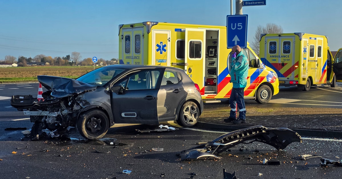 Veel schade bij harde botsing tussen twee auto's op N217 in Maasdam