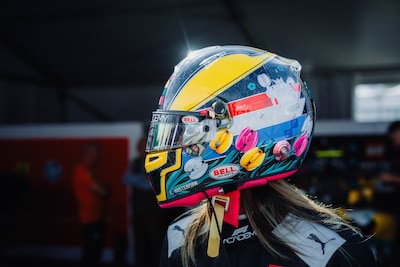 Esmee Kosterman in Zandvoort met fraaie ‘Nederlandse’ helm, Max Verstappen ontvangt gele trui Demi Vollering