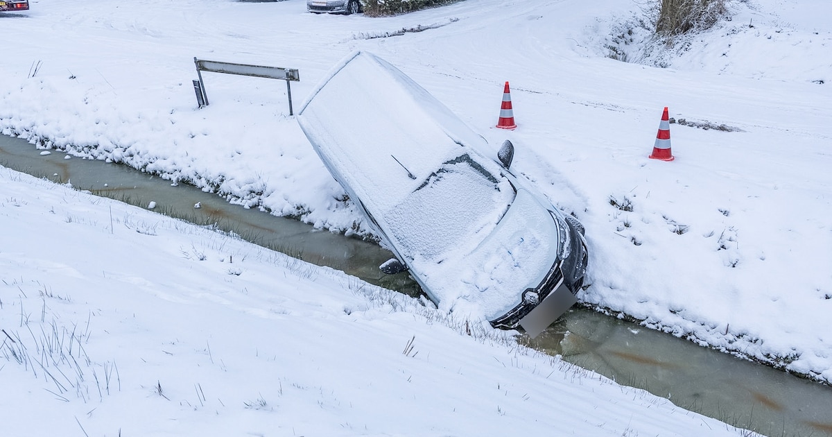 Bestuurder van busje rijdt sloot in door gladheid in Assen
