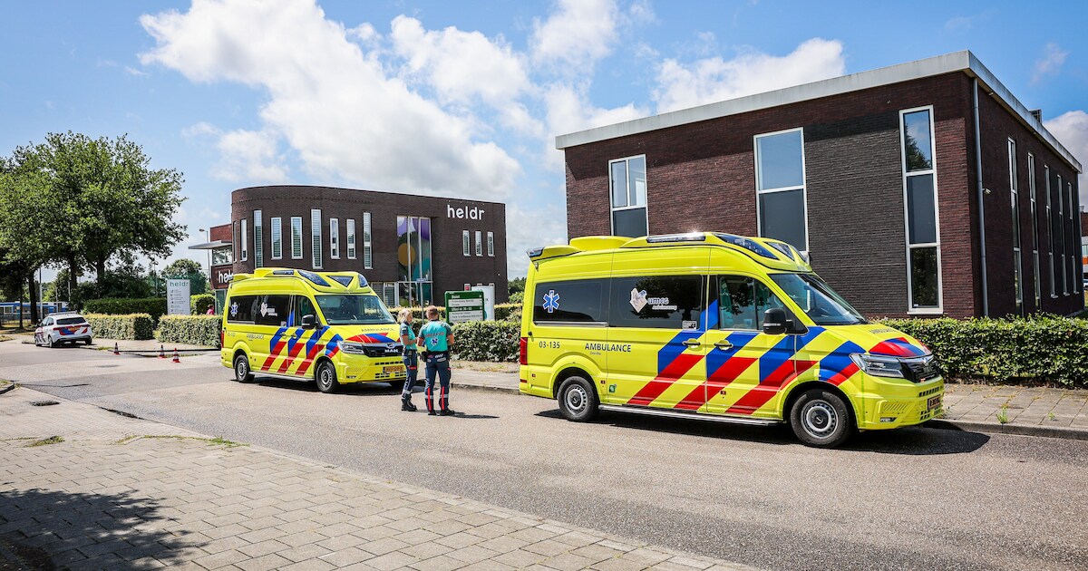 Medewerkers onwel in tandartsenpraktijk aan de Meerdijk in Emmen, brandweer stelt onderzoek in