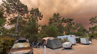 Vluchten of blijven terwijl rook dichterbij komt? Familie Kusters verlaat Franse camping, anderen gaan niet weg