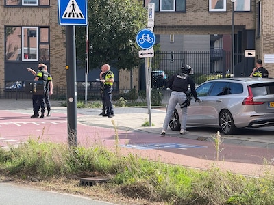 Politie zet deel Deurningerstraat in Enschede af, geruchten over incident met wapen