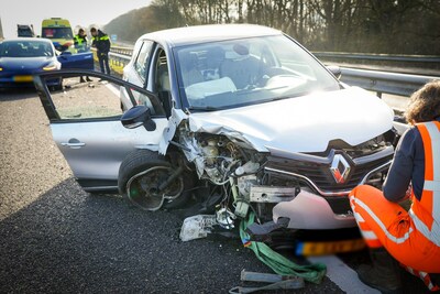 Bestuurder gewond door botsing tussen auto’s op A59 bij Waspik, schade en ravage op de snelweg