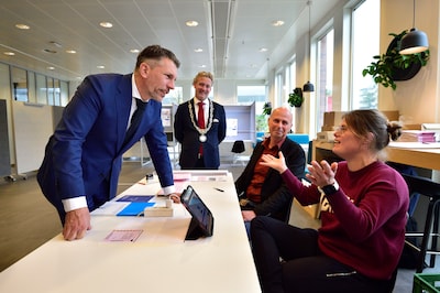 Evelien heeft een beperking en helpt op stembureau: ineens staat ze oog in oog met minister Frank Ri
