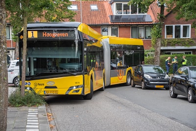 Bus in Utrechtse wijk Hoograven urenlang vast door foutparkeerder, auto inmiddels weggetakeld