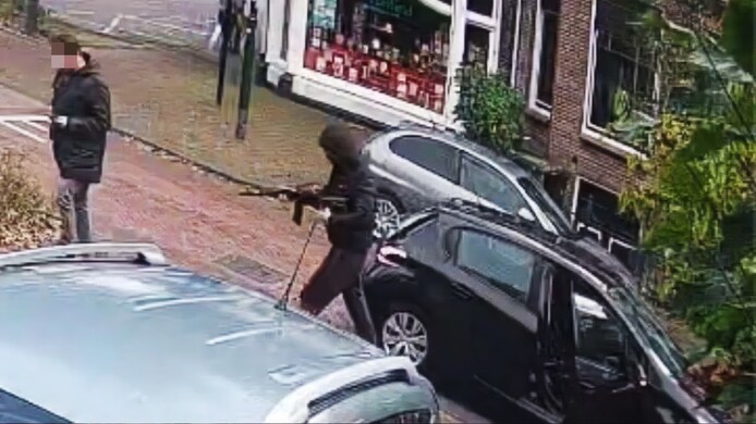 Bij een van de aanslagen in Alphen aan den Rijn werd overdag een woning beschoten met een kalasjnikov. 