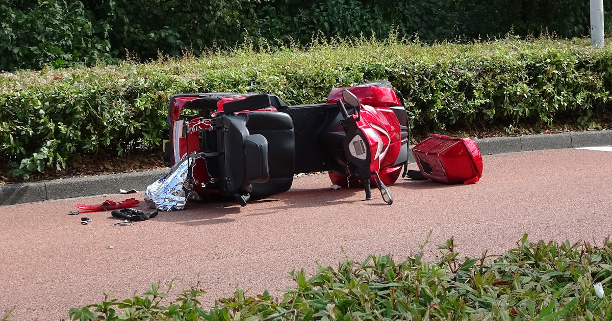 Ongeluk tussen iemand in scootmobiel en auto op Woudweg in Dokkum