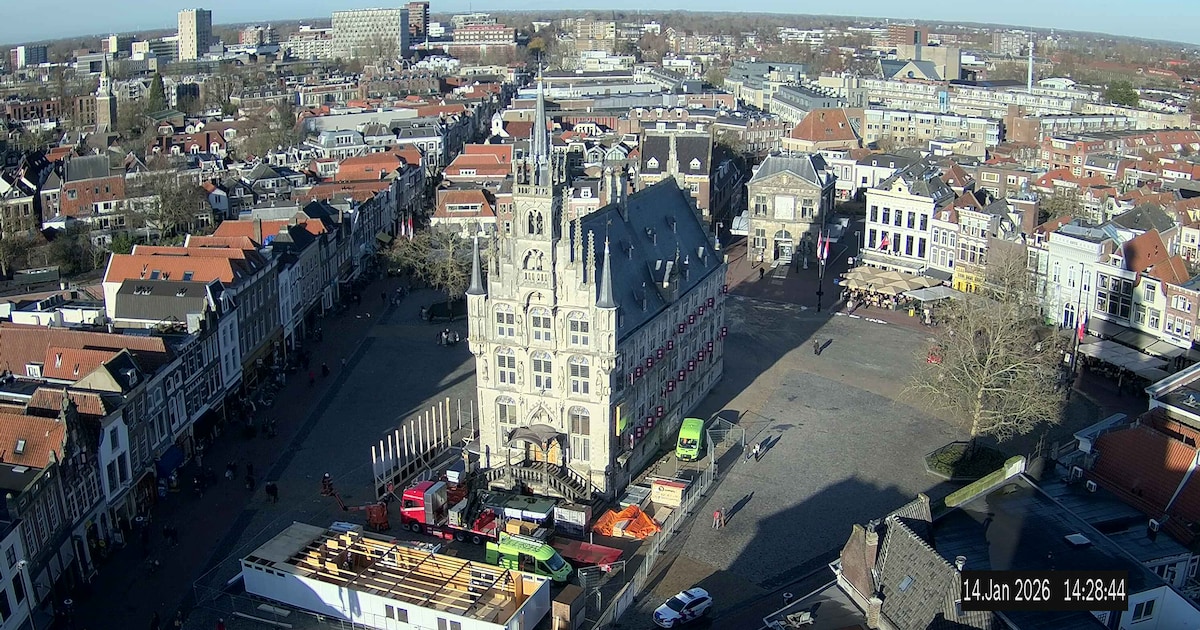 Werkzaamheden aan buitenkant stadhuis Gouda beginnen, bouwkeet verrijst op de Markt