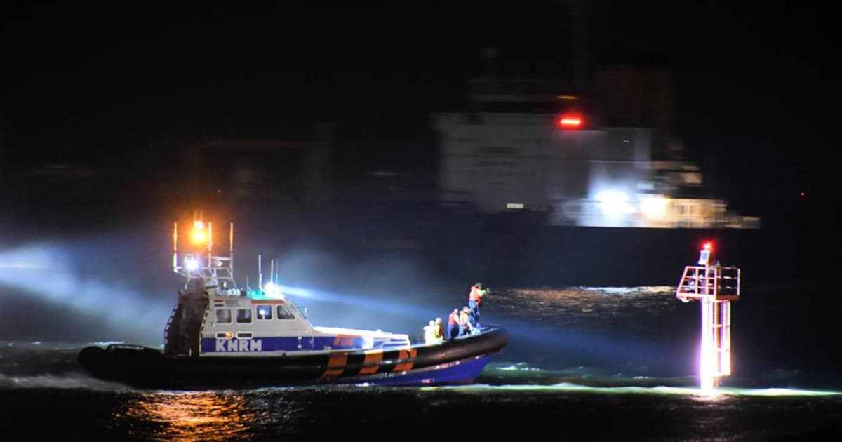 KNRM redt twee fotografen van boei in Vlissingen