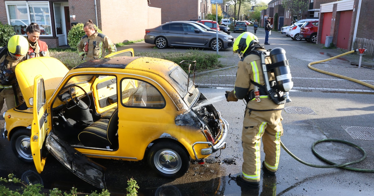 Oldtimer vliegt in brand tijdens rit in Zoetermeer, inzittenden ongedeerd