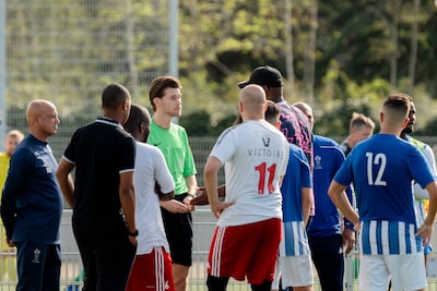 Voetballer roept ‘k-woord’ in vijfde klasse, scheidsrechter staakt wedstrijd definitief