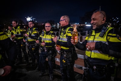 Zo begint Groene Hart 2026: meerdere auto’s in brand, agenten proosten samen