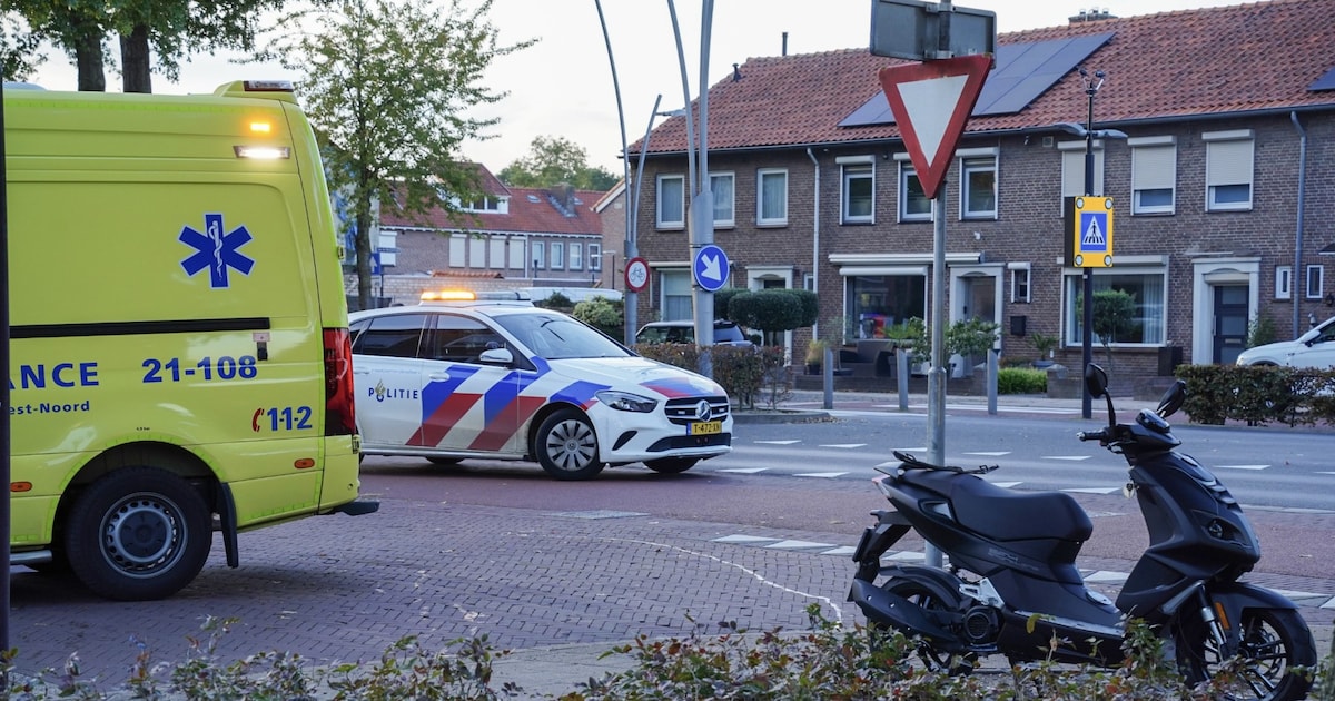 Scooter en auto botsen op fietspad in Oss, scooterrijder nagekeken door ...