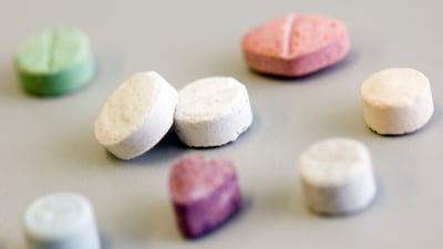 Agenten ontdekken tassen vol drugs op bijrijdersstoel tijdens technische controle