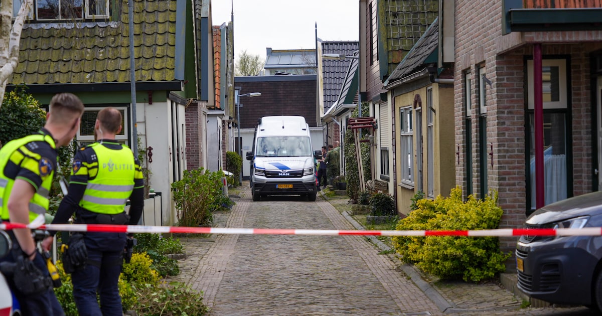 Politie en explosievendienst doen onderzoek naar gevaarlijke stoffen in woning in Grootebroek