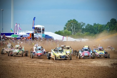 Ronkende motoren en feestavond tijdens autocrossweekend in Loenen