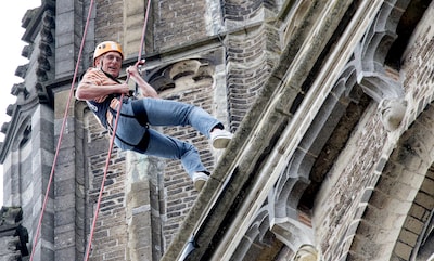 Wie bungelen daar? Burgemeester en wethouder bedwingen de Bommelse toren