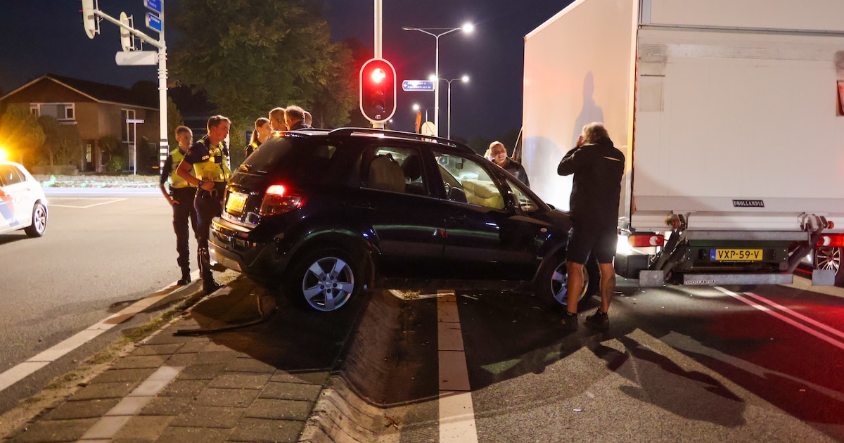 Drie auto's botsen op Amersfoortsestraat in Amersfoort