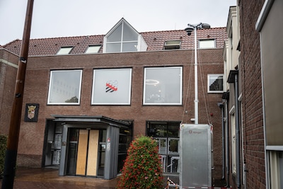 Beuningen plaatst camera’s bij gemeentehuis na vernieling en bekladding