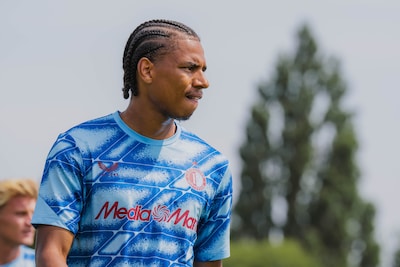 Engelse en Italiaanse interesse in Calvin Stengs, zoektocht Feyenoord naar nieuwe spits loopt spaak