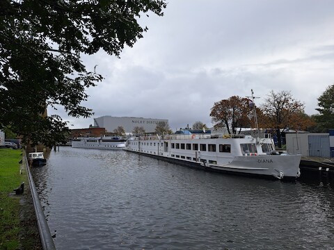 Asielschip Diana zorgt voor ophef in Schiedamse wijk: ‘Vrouwen worden naar huis achtervolgd en nagefloten’