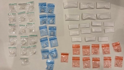 Man (25) stapt na rijverbod in de auto, vlucht van politie en loost drugszakjes in Helmond