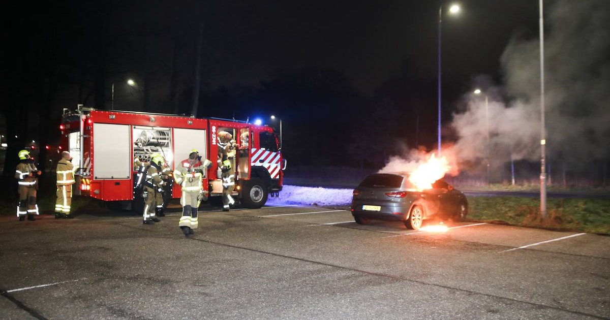 Brand verwoest auto op carpoolplaats in Ugchelen