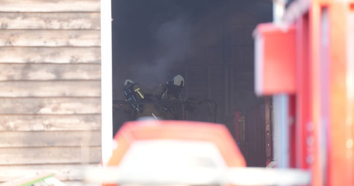 Brand in mesttank zet schuur vol rook in Veeningen