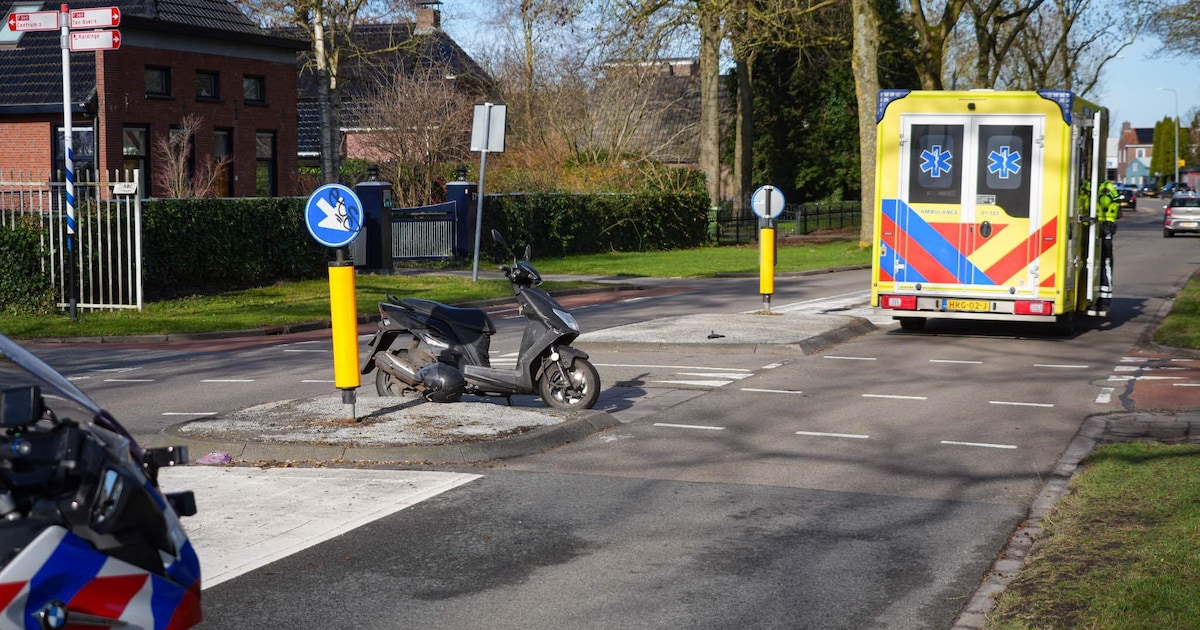 Fietser naar ziekenhuis na botsing met scooterrijder in Groningen