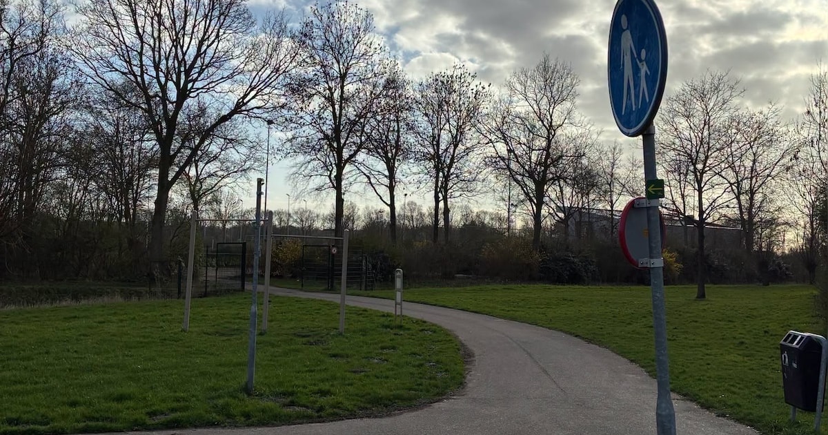 Achteringang van sportcomplex De Sprong in Middelburg is dicht
