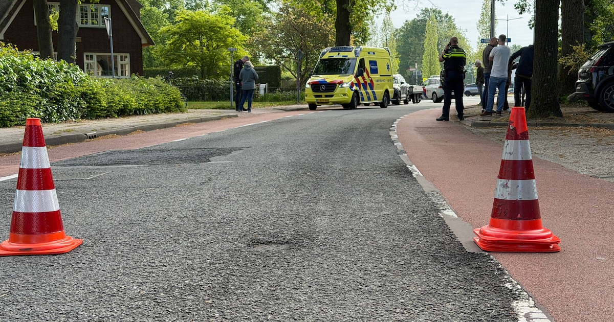 Fietser in Hellendoorn botst met auto en raakt gewond aan zijn benen