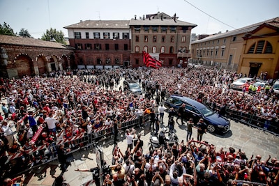 Marco van Basten, Clarence Seedorf en fans AC Milan bewijzen overleden Franco Baresi laatste eer