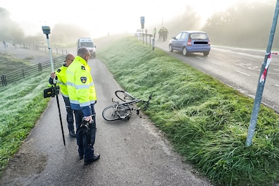 Fietser zwaargewond bij aanrijding met auto op dijk bij Arnhem, ook traumahelikopter opgeroepen