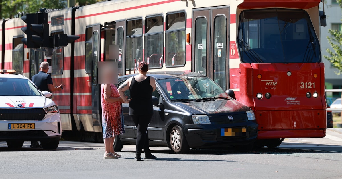 Tramverkeer in Delft tijdelijk gestremd na botsing tussen auto en tram