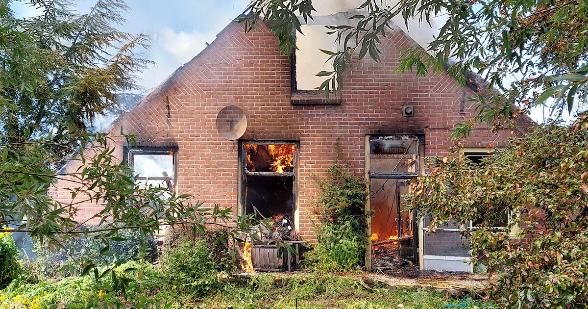 Wéér woonboerderij afgebrand aan Ruige Weide: ‘Dit is echt bizar’
