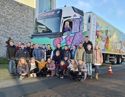 Leerlingen van BS De Wartburg leren over dode hoek in Woudenberg