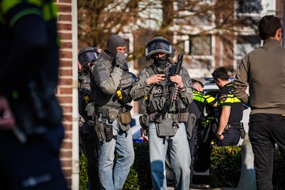Zwaarbewapende agenten bij uithuiszetting in Eindhoven: man aangehouden