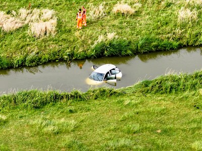 Auto belandt in sloot op A15 bij Herwijnen, bestuurder naar ziekenhuis